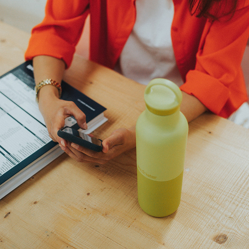 20oz-rise-classic-with-arch-loop-cap-y2 20oz_rise_classic_insulated_bottle_acacia_worker_phone_square.jpg