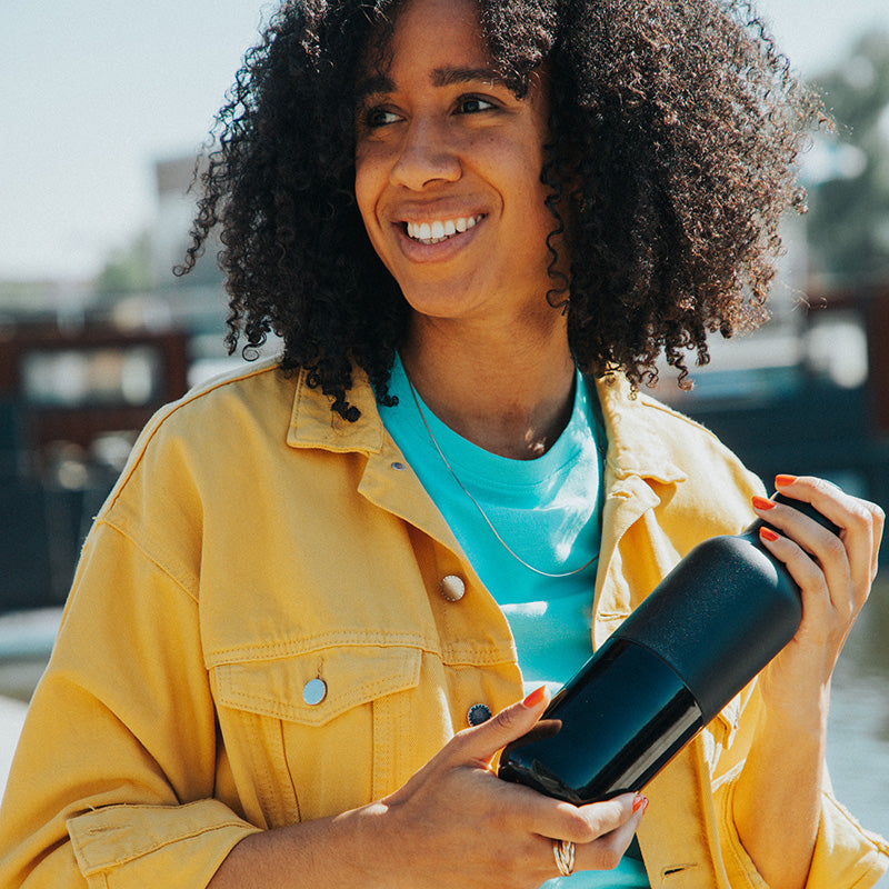 20oz-rise-classic-with-arch-loop-cap-y2 20oz_rise_classic_insulated_bottle_black_woman_smile_square.jpg