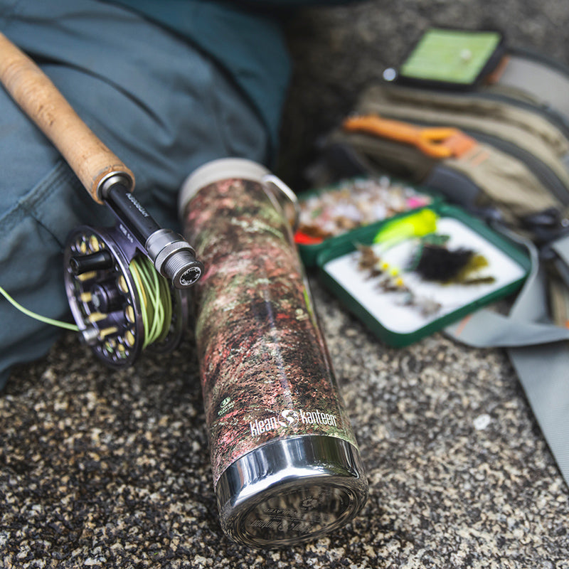 20oz-tkwide-with-cafe-cap-mossy-oak-l9 20oz_tumbler_mossyoak_rainbowtrout_flyfish_top_square.jpg